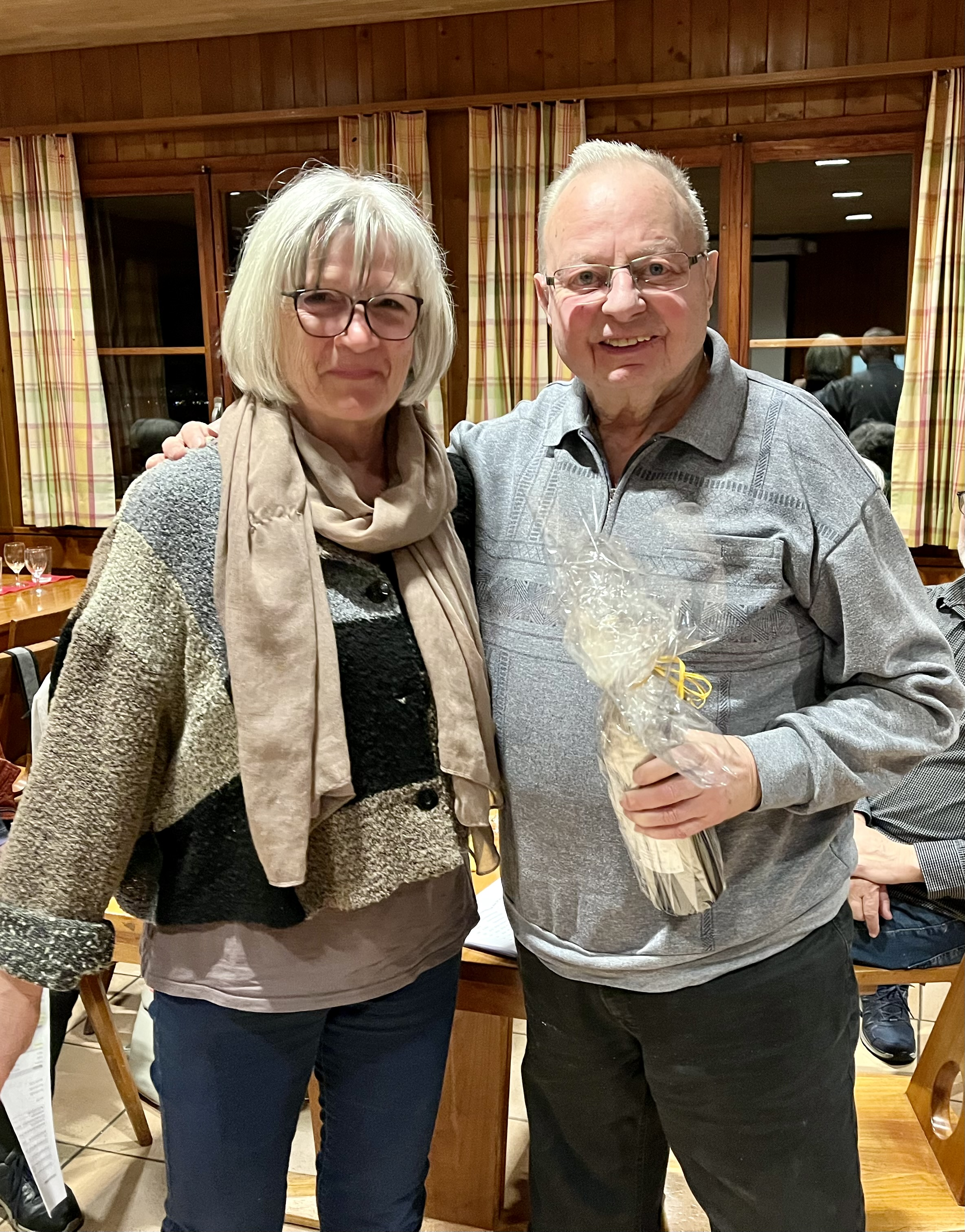 Roland Rehmann mit Geschenk
